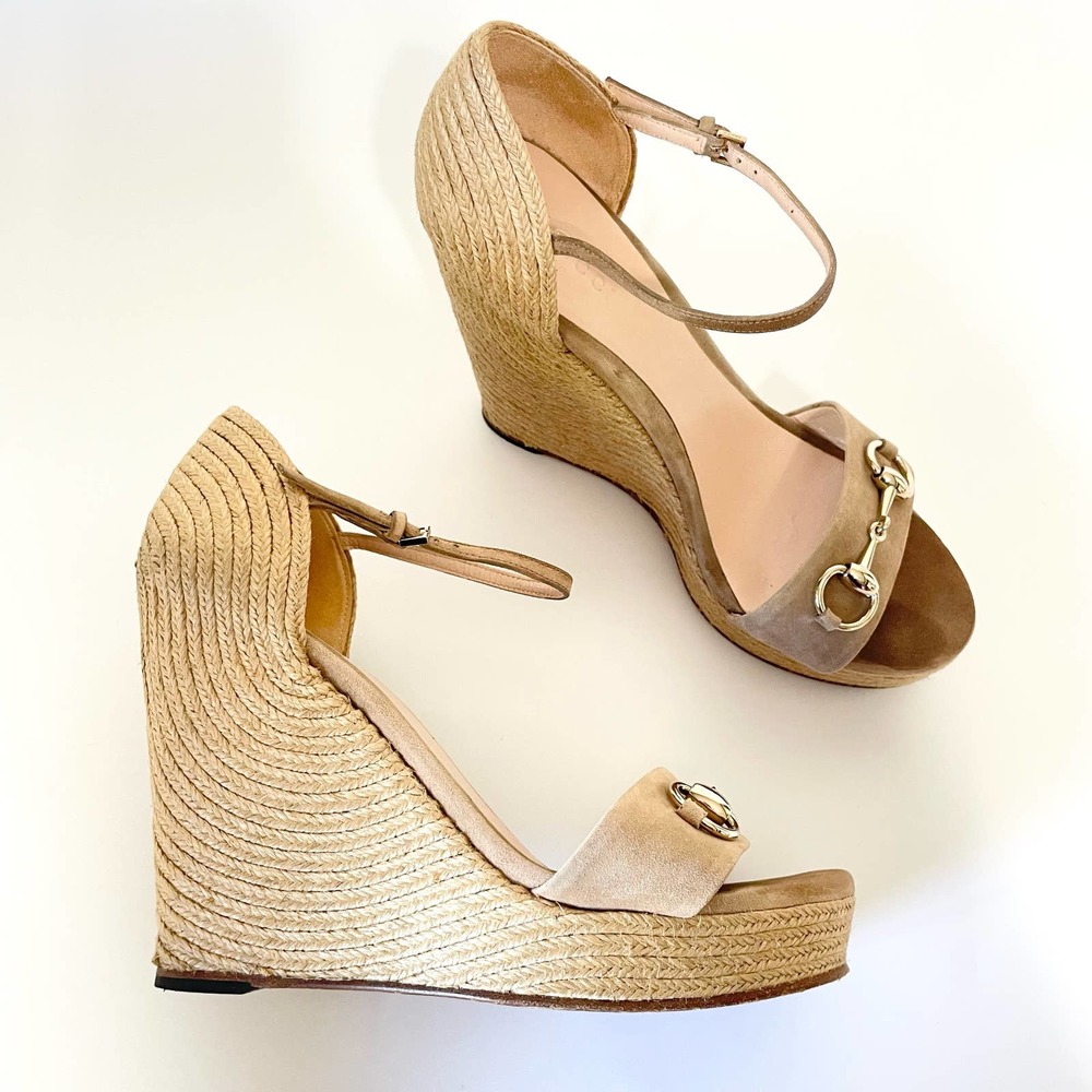 Gucci Carolina Horsebit Beige Suede Raffia Straw Espadrille Wedge Sandals 38.5